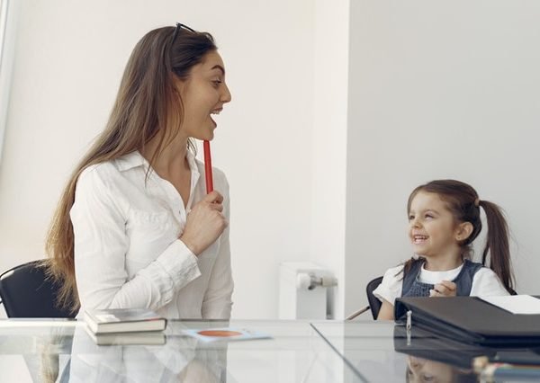 Cheerful woman and kid having fun in office 4149077 600x426